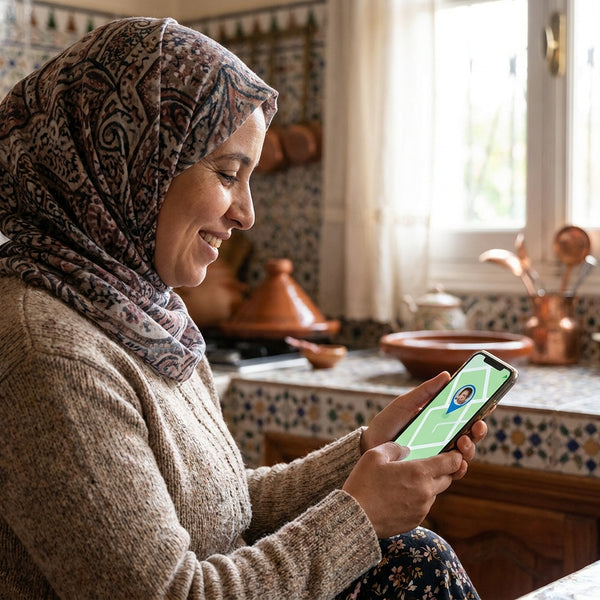 أم تتابع موقع طفلها على هاتفها