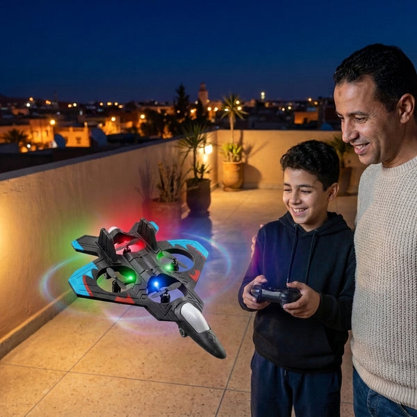 أب وابنه يُطيران الطائرة ليلًا على السطح بأضواء LED